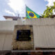 Fotografía de archivo que muestra la bandera de Brasil izada en la Embajada de Argentina en Caracas. EFE/ Henry Chirinos