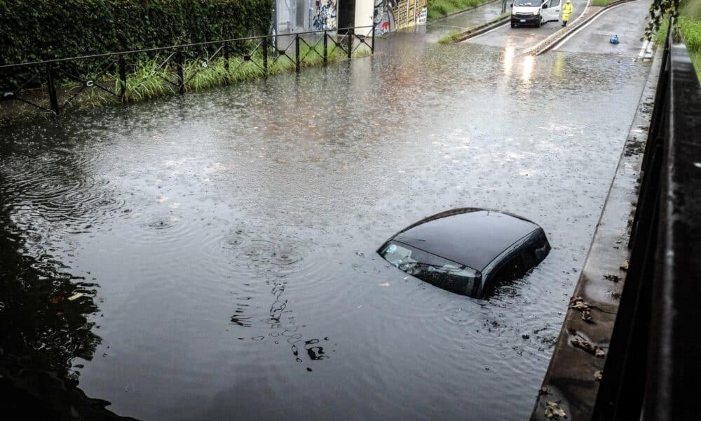 Imagen de un coche sumergido en via Pompeo Leoni, tras las fuertes lluvias en Milán, Italia. EFE/EPA/MATTEO CORNER