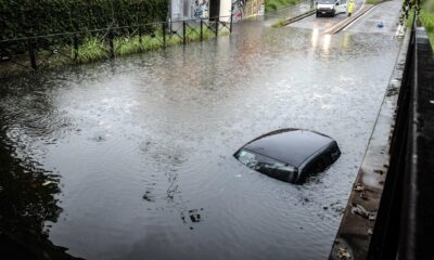 Imagen de un coche sumergido en via Pompeo Leoni, tras las fuertes lluvias en Milán, Italia. EFE/EPA/MATTEO CORNER