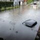 Imagen de un coche sumergido en via Pompeo Leoni, tras las fuertes lluvias en Milán, Italia. EFE/EPA/MATTEO CORNER