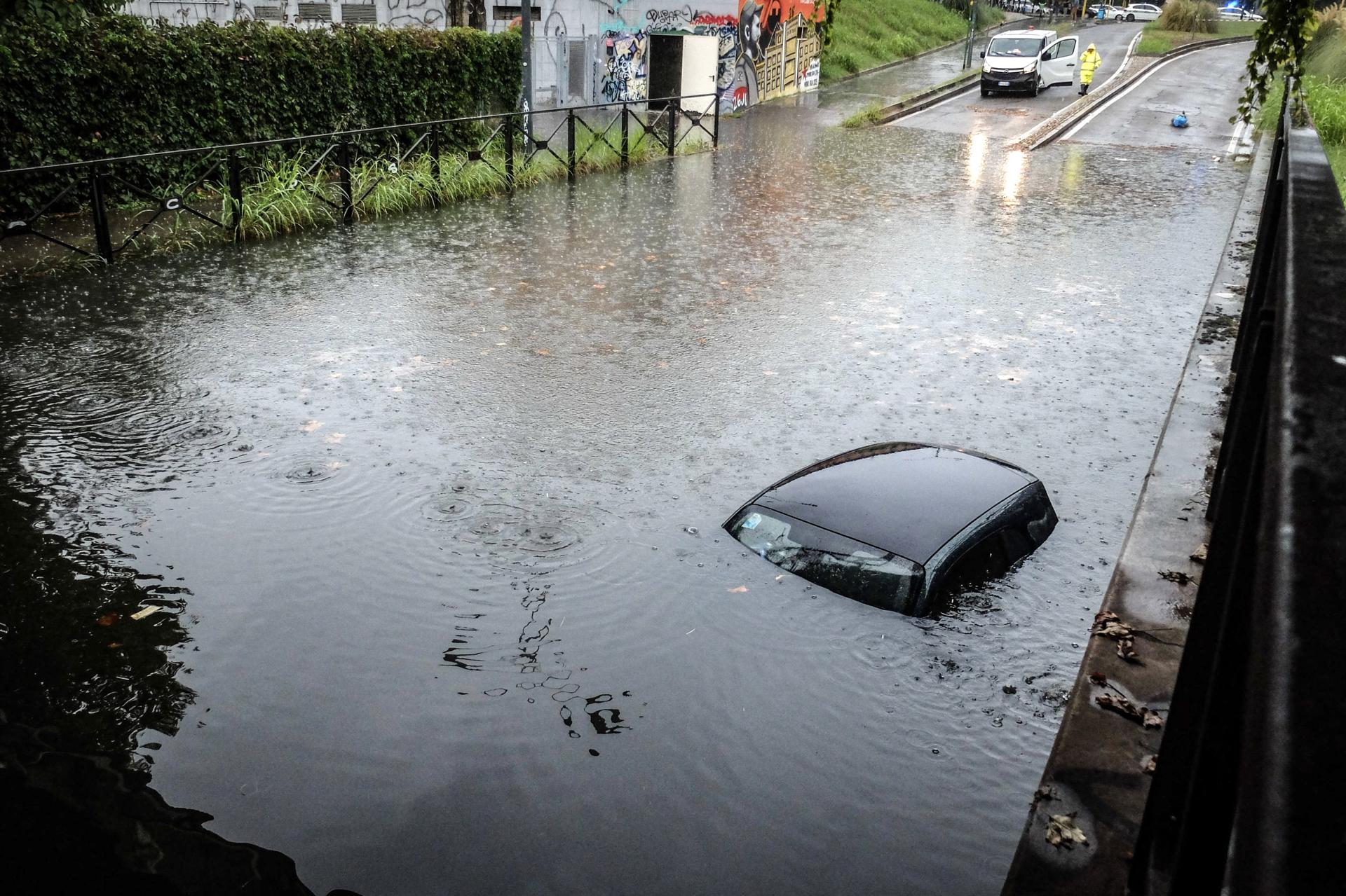 Imagen de un coche sumergido en via Pompeo Leoni, tras las fuertes lluvias en Milán, Italia. EFE/EPA/MATTEO CORNER