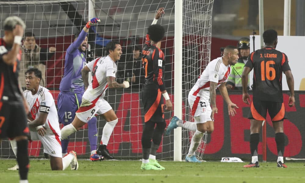 Alexander Callens (2-d), de Perú, fue registrado este viernes, 6 de septiembre, al celebrar un gol que le anotó a Colombia, durante un partido de la fecha 7 de las eliminatorias suramericanas al Mundial FIFA 2026, en el estadio Nacional de Lima (Perú). EFE/Paolo Aguilar