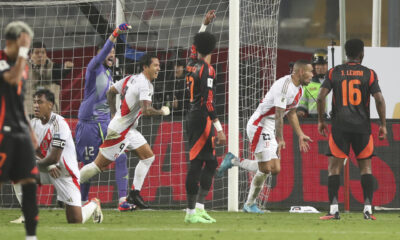 Alexander Callens (2-d), de Perú, fue registrado este viernes, 6 de septiembre, al celebrar un gol que le anotó a Colombia, durante un partido de la fecha 7 de las eliminatorias suramericanas al Mundial FIFA 2026, en el estadio Nacional de Lima (Perú). EFE/Paolo Aguilar