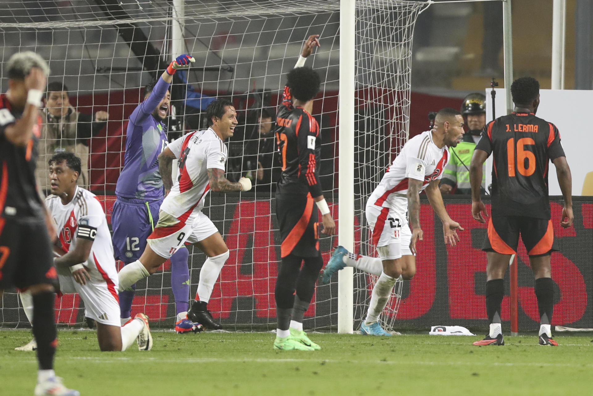 Alexander Callens (2-d), de Perú, fue registrado este viernes, 6 de septiembre, al celebrar un gol que le anotó a Colombia, durante un partido de la fecha 7 de las eliminatorias suramericanas al Mundial FIFA 2026, en el estadio Nacional de Lima (Perú). EFE/Paolo Aguilar