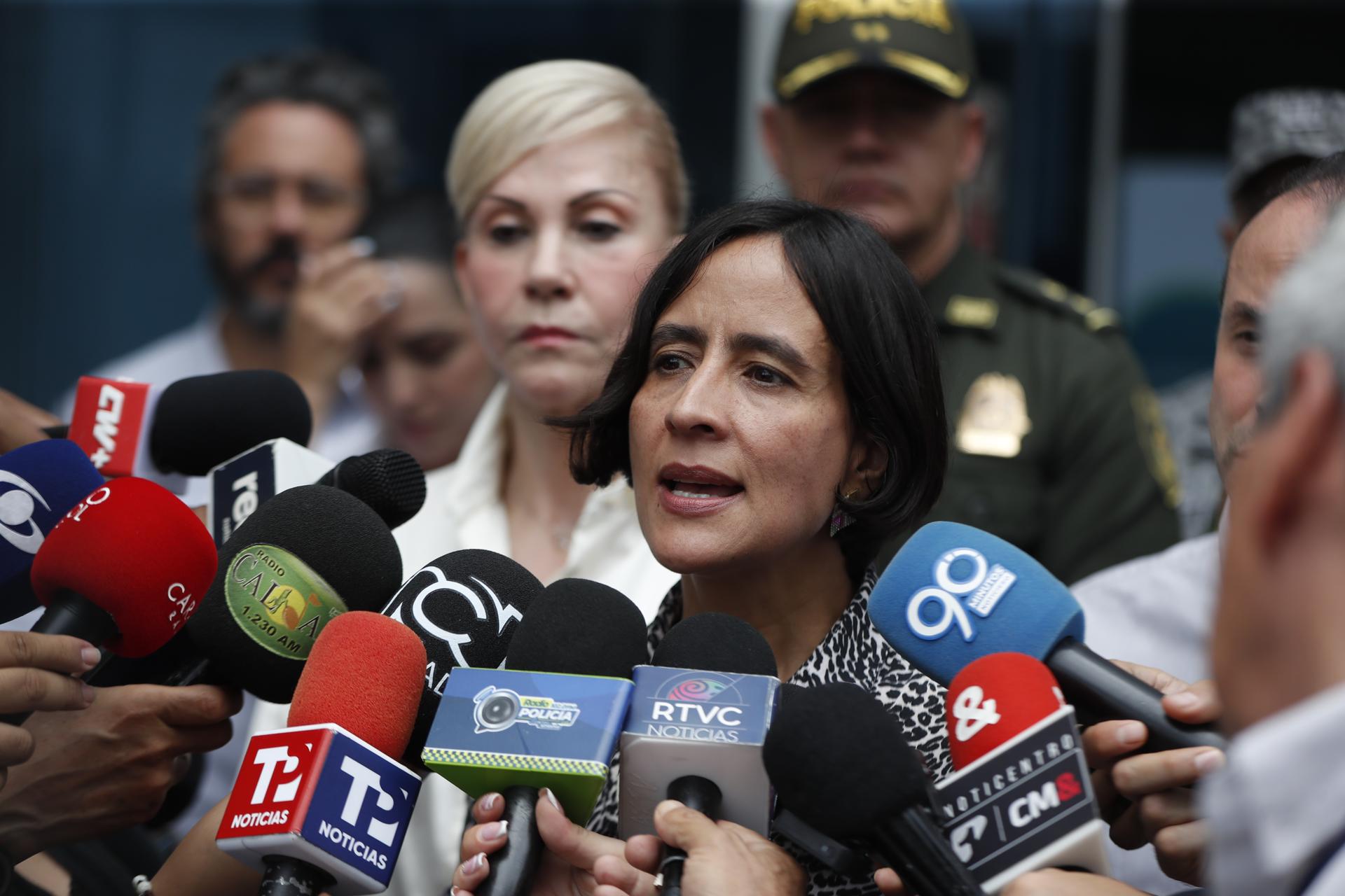 Fotografía de archivo de la ministra de medio ambiente de Colombia, Susana Muhamad, quien da declaraciones luego de un Consejo de Seguridad Ambiental en Cali (Colombia). EFE/Ernesto Guzmán