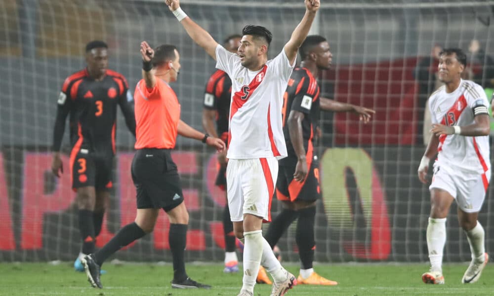 Carlos Augusto Zambrano (c), de Perú, fue registrado este viernes, 6 de septiembre, al celebra un gol de Alexander Callens (fuera de cuadro), durante un partido de la fecha 7 de las eliminatorias suramericanas al Mundial FIFA 2026, en el estadio Nacional en Lima (Perú). EFE/Paolo Aguilar