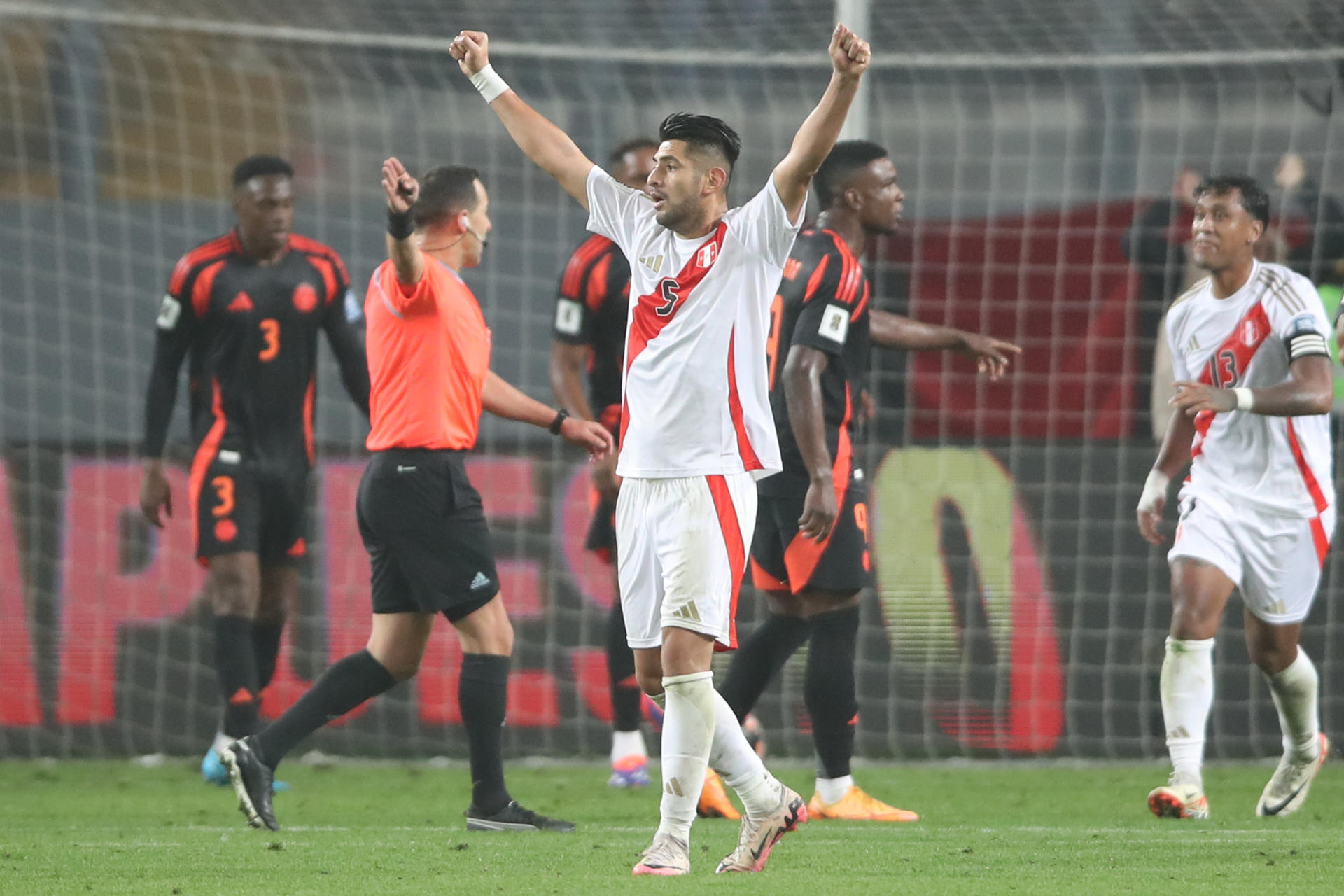 Carlos Augusto Zambrano (c), de Perú, fue registrado este viernes, 6 de septiembre, al celebra un gol de Alexander Callens (fuera de cuadro), durante un partido de la fecha 7 de las eliminatorias suramericanas al Mundial FIFA 2026, en el estadio Nacional en Lima (Perú). EFE/Paolo Aguilar