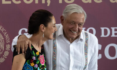 Imagen de archivo de la presidenta electa de México, Claudia Sheinbaum, quien habla con el presidente, Andrés Manuel López Obrador. EFE/Miguel Sierra