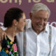 Imagen de archivo de la presidenta electa de México, Claudia Sheinbaum, quien habla con el presidente, Andrés Manuel López Obrador. EFE/Miguel Sierra