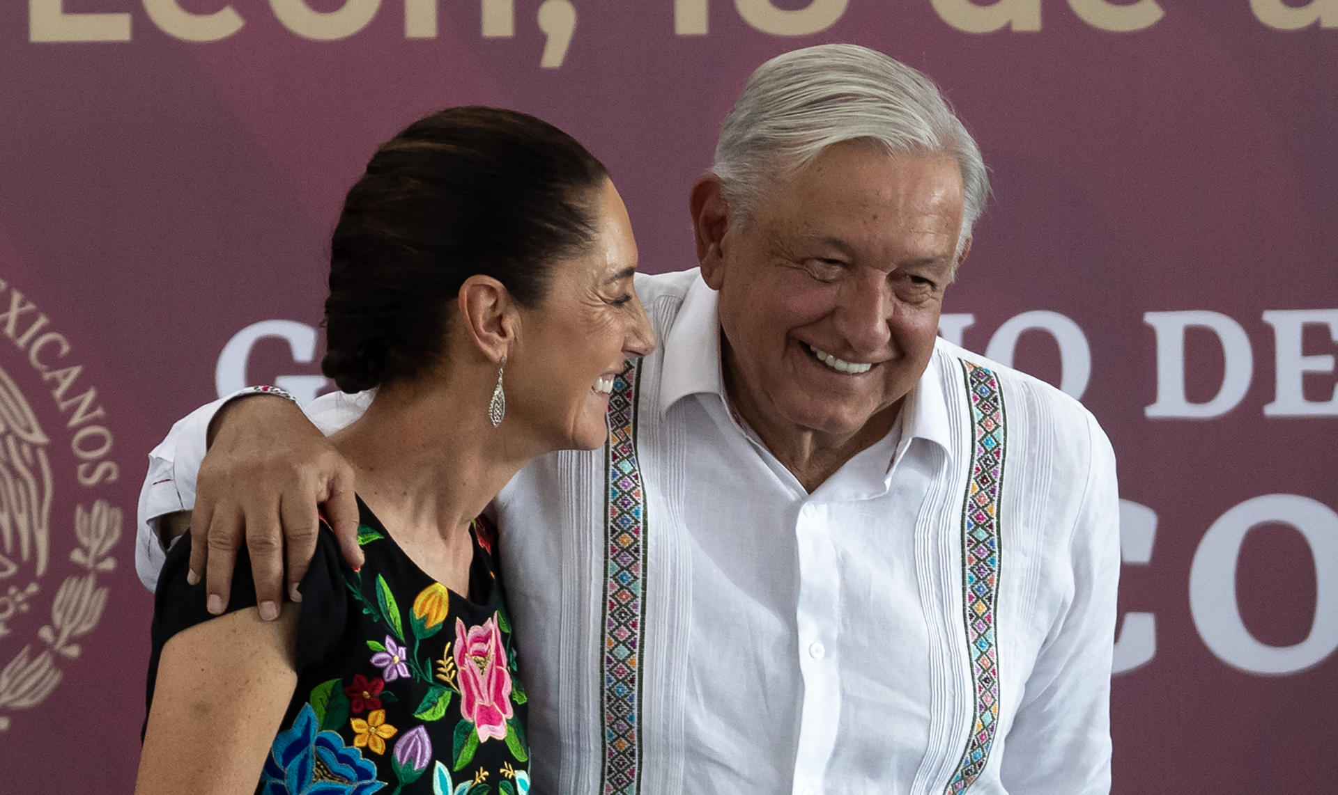 Imagen de archivo de la presidenta electa de México, Claudia Sheinbaum, quien habla con el presidente, Andrés Manuel López Obrador. EFE/Miguel Sierra