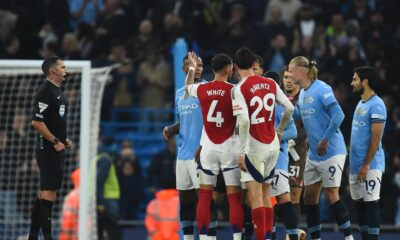 Los jugadores de City y Arsenal discuten mientras el árbitro Michael Oliver observa todo durante el partido de la Premier League jugado en Mánchester, Reino Unido. EFE/EPA/PETER POWELL