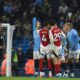 Los jugadores de City y Arsenal discuten mientras el árbitro Michael Oliver observa todo durante el partido de la Premier League jugado en Mánchester, Reino Unido. EFE/EPA/PETER POWELL