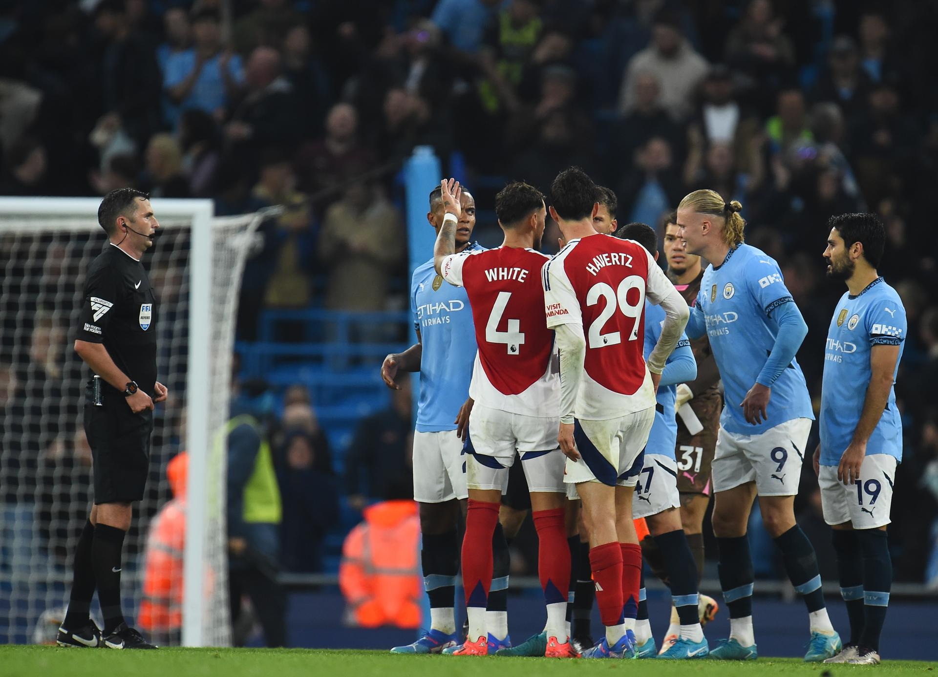 Los jugadores de City y Arsenal discuten mientras el árbitro Michael Oliver observa todo durante el partido de la Premier League jugado en Mánchester, Reino Unido. EFE/EPA/PETER POWELL