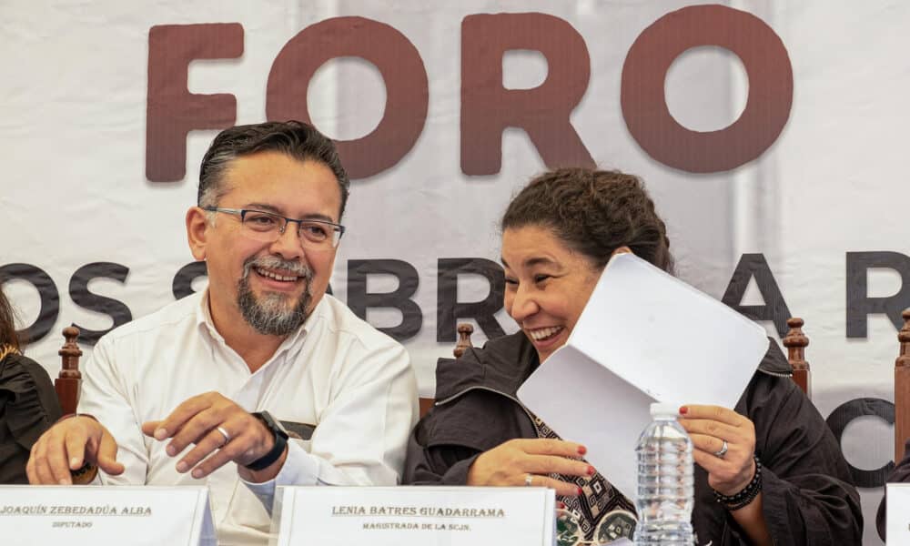 Imagen de archivo de la ministra de la Suprema Corte de México Lenia Batres (D). EFE/Carlos López