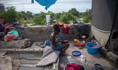 Fotografía del 25 de septiembre de 2024 de una mujer en un refugio en Puerto Príncipe (Haití). EFE/ Johnson Sabin