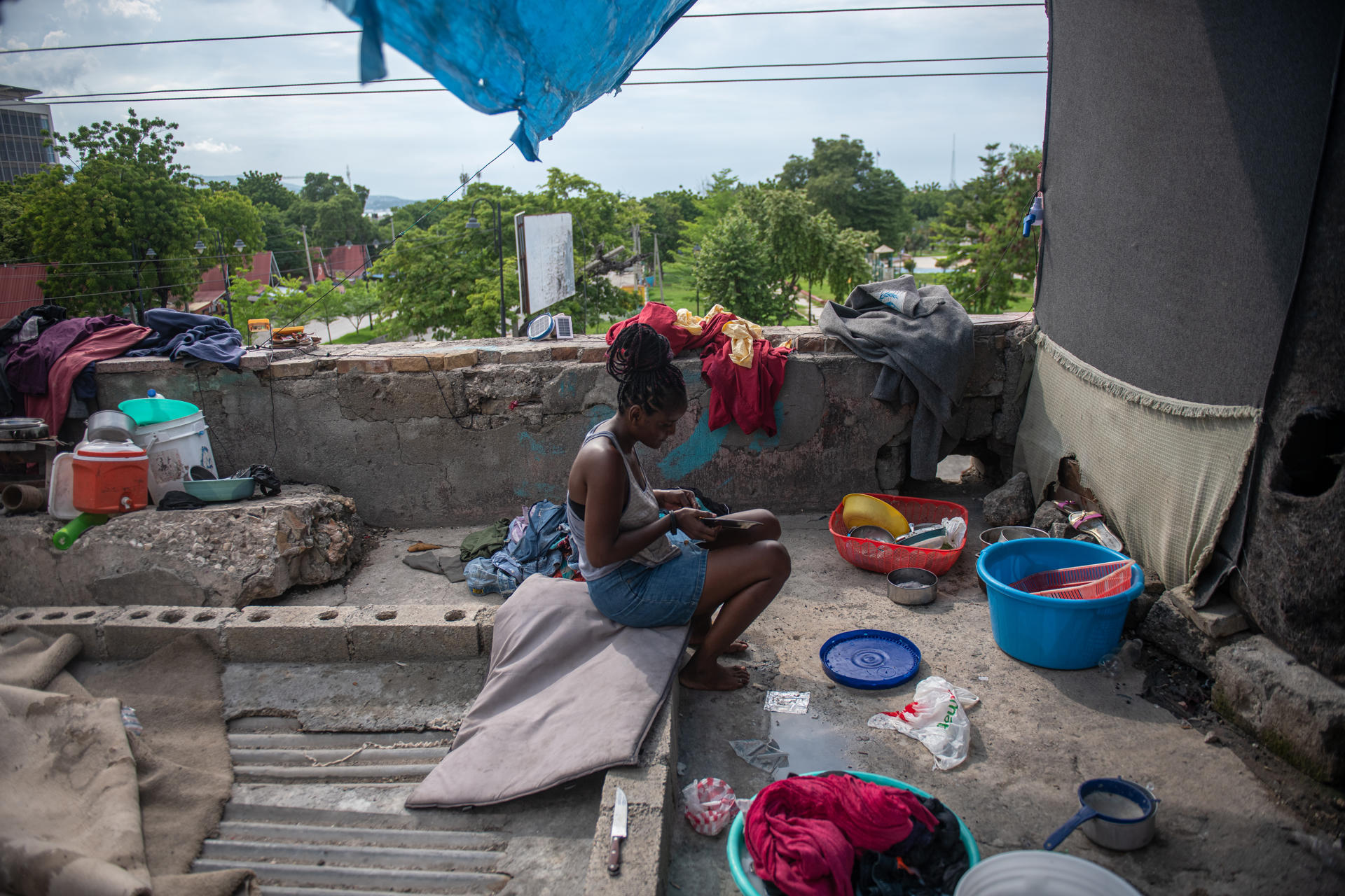 Fotografía del 25 de septiembre de 2024 de una mujer en un refugio en Puerto Príncipe (Haití). EFE/ Johnson Sabin