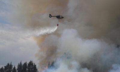 Fotografía de archivo en donde un helicóptero participa en la extinción de un incendio forestal Ecuador.EFE/ José Jácome