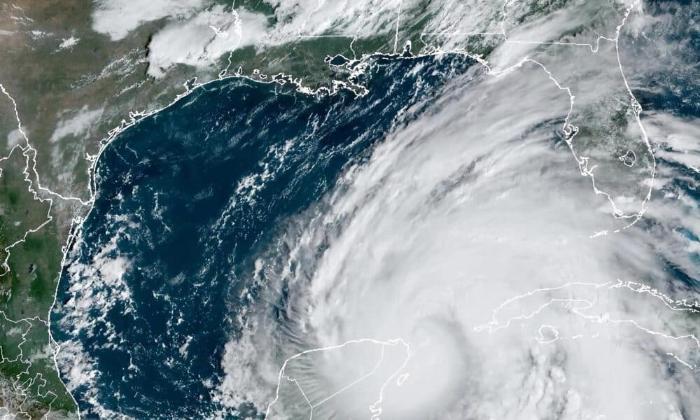 Fotografía satelital cedida este miércoles por la Oficina Nacional de Administración Oceánica y Atmosférica (NOAA) a través del Centro Nacional de Huracanes (NHC) estadounidense donde se muestra la localización de la tormenta tropical Helene frente a la península de Yucatán. EFE/NOAA-NHC /SOLO USO EDITORIAL /NO VENTAS /SOLO DISPONIBLE PARA ILUSTRAR LA NOTICIA QUE ACOMPAÑA /CRÉDITO OBLIGATORIO