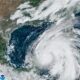 Fotografía satelital cedida este miércoles por la Oficina Nacional de Administración Oceánica y Atmosférica (NOAA) a través del Centro Nacional de Huracanes (NHC) estadounidense donde se muestra la localización de la tormenta tropical Helene frente a la península de Yucatán. EFE/NOAA-NHC /SOLO USO EDITORIAL /NO VENTAS /SOLO DISPONIBLE PARA ILUSTRAR LA NOTICIA QUE ACOMPAÑA /CRÉDITO OBLIGATORIO