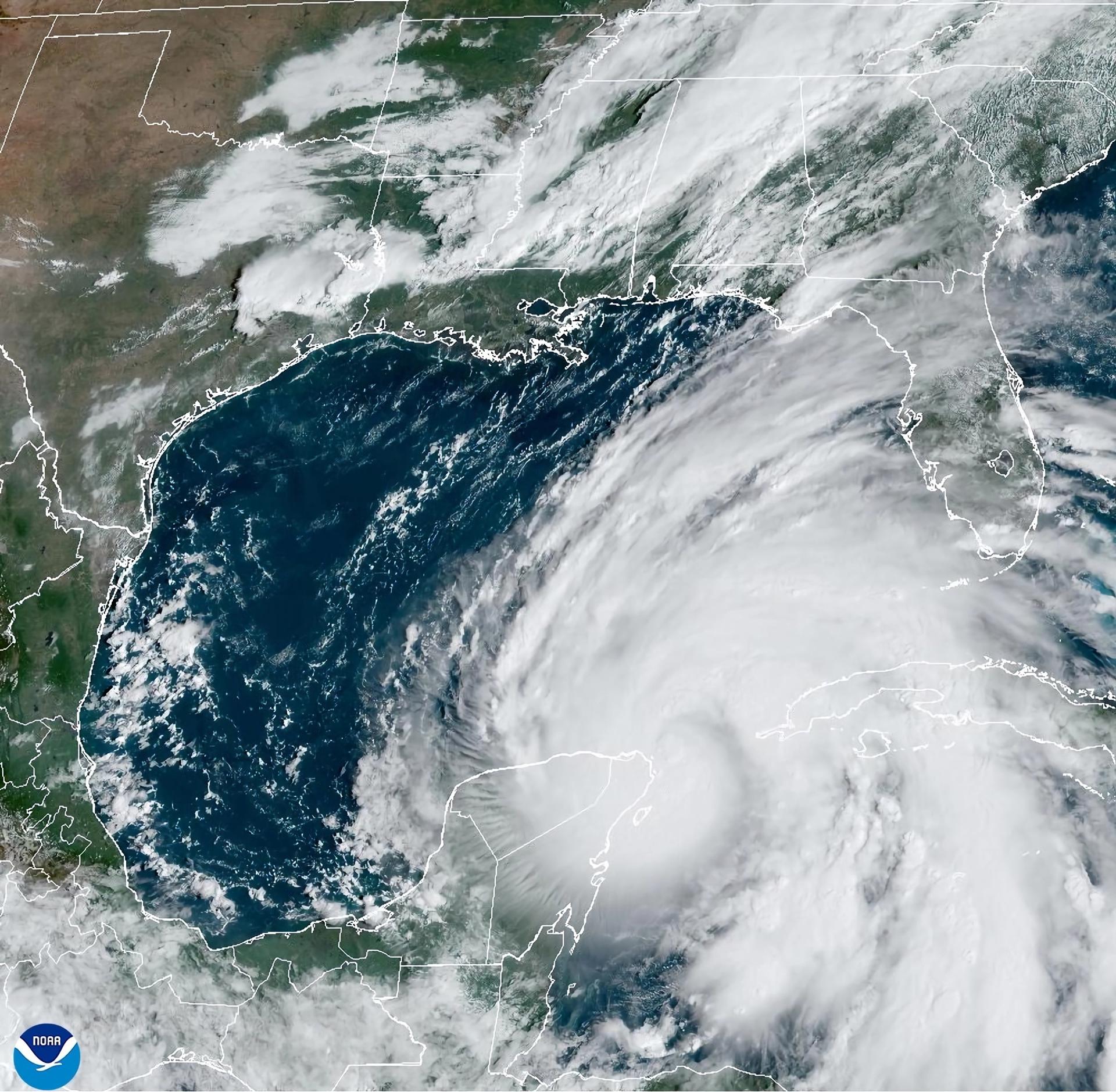 Fotografía satelital cedida este miércoles por la Oficina Nacional de Administración Oceánica y Atmosférica (NOAA) a través del Centro Nacional de Huracanes (NHC) estadounidense donde se muestra la localización de la tormenta tropical Helene frente a la península de Yucatán. EFE/NOAA-NHC /SOLO USO EDITORIAL /NO VENTAS /SOLO DISPONIBLE PARA ILUSTRAR LA NOTICIA QUE ACOMPAÑA /CRÉDITO OBLIGATORIO