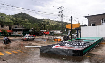 Fotografía de un aviso afectado por el paso del huracán 'John' este martes, en la localidad Maruquelia del balneario de Acapulco (México). EFE/ David Guzmán