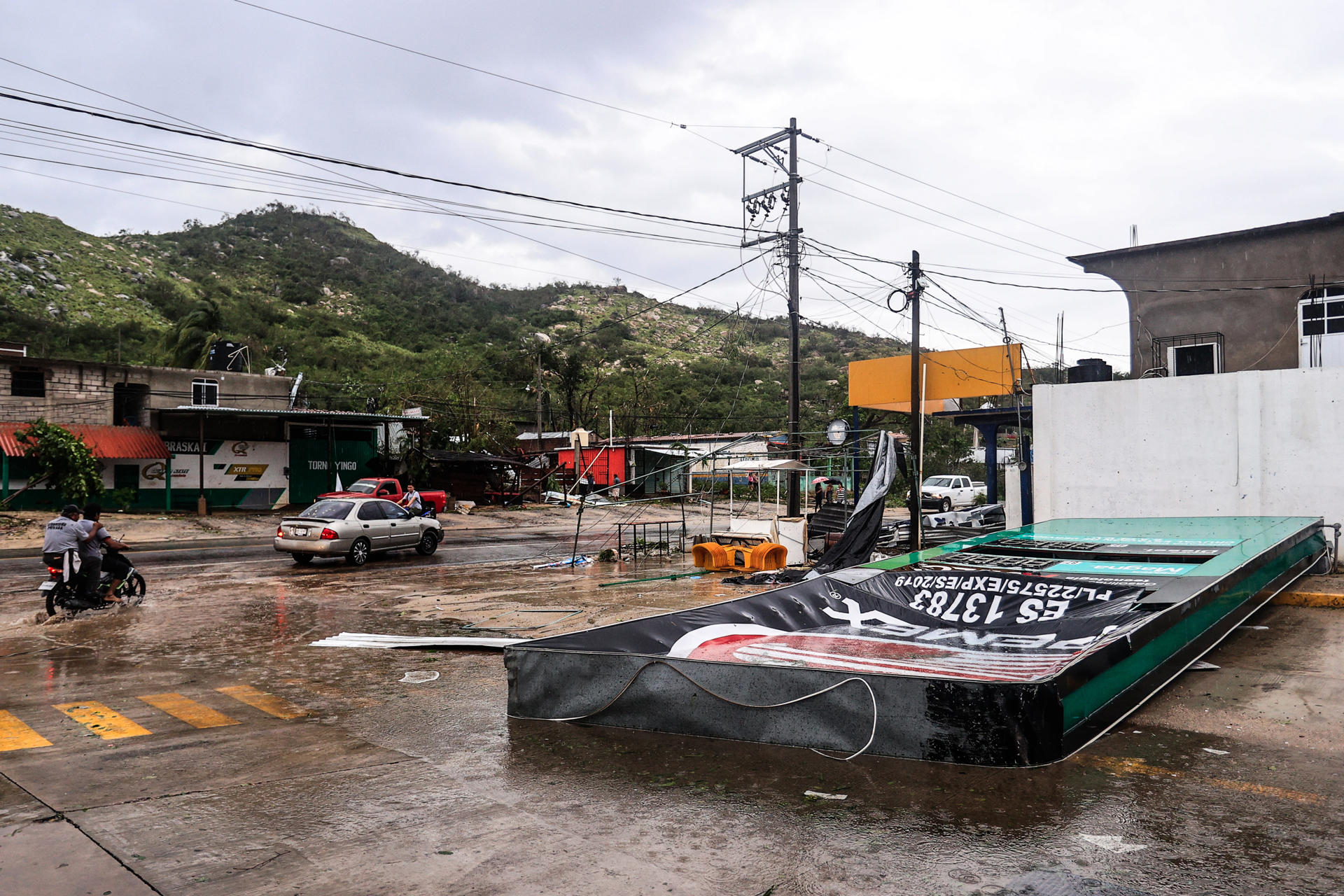 Fotografía de un aviso afectado por el paso del huracán 'John' este martes, en la localidad Maruquelia del balneario de Acapulco (México). EFE/ David Guzmán