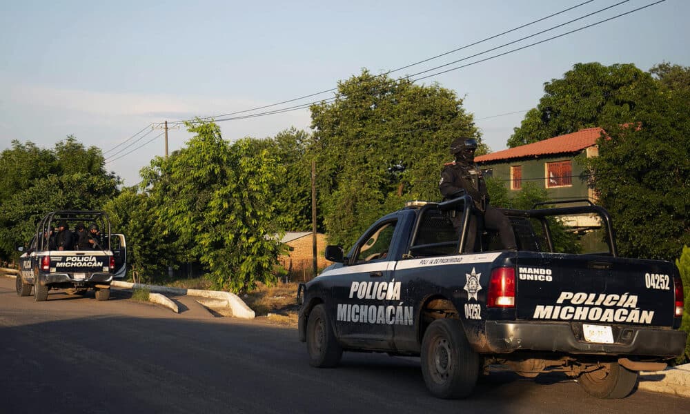 Fotografía de archivo del 13 de octubre de 2021 de vehículos de la policía en rondas de vigilancia, en el municipio de Aguililla en el estado de Michoacán (México). EFE/Iván Villanueva