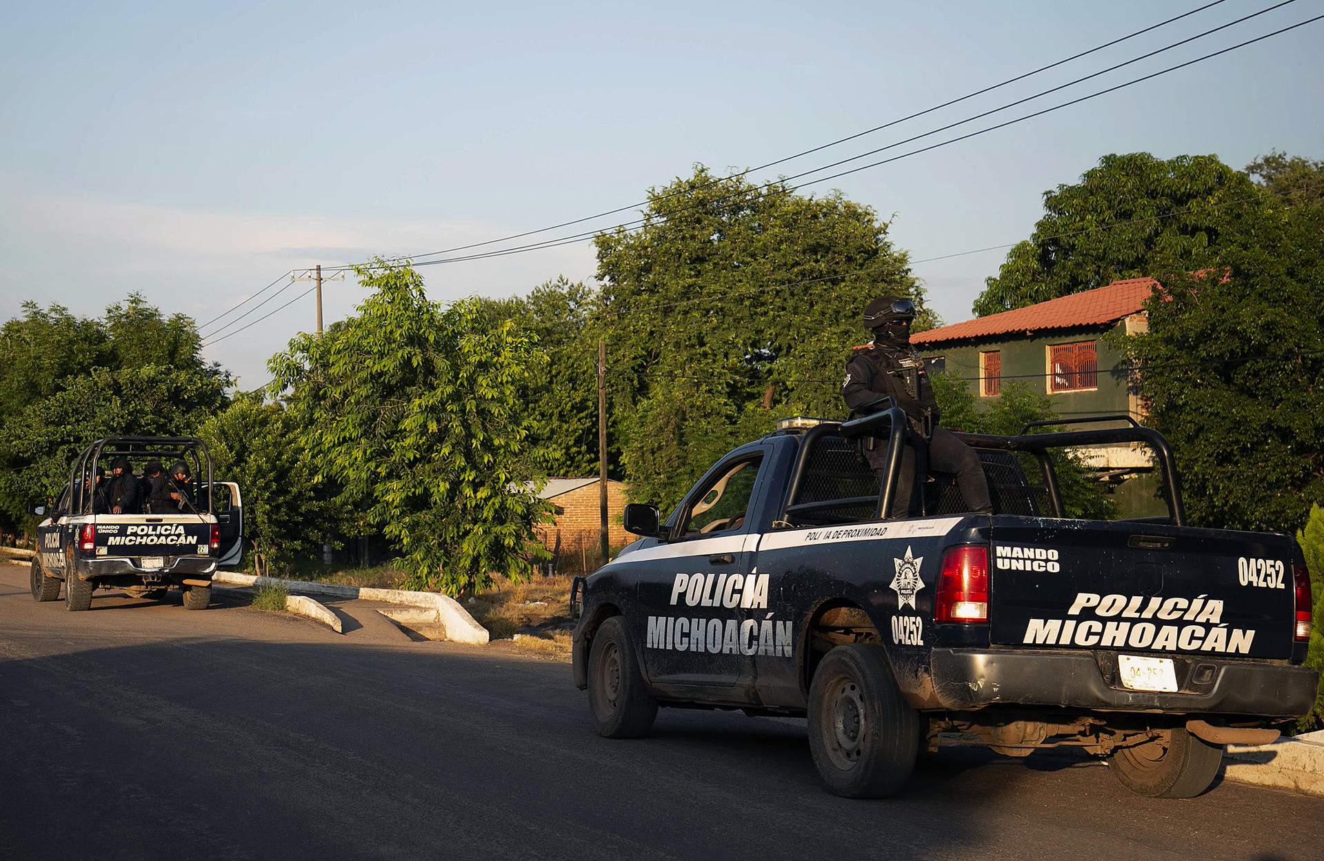 Fotografía de archivo del 13 de octubre de 2021 de vehículos de la policía en rondas de vigilancia, en el municipio de Aguililla en el estado de Michoacán (México). EFE/Iván Villanueva