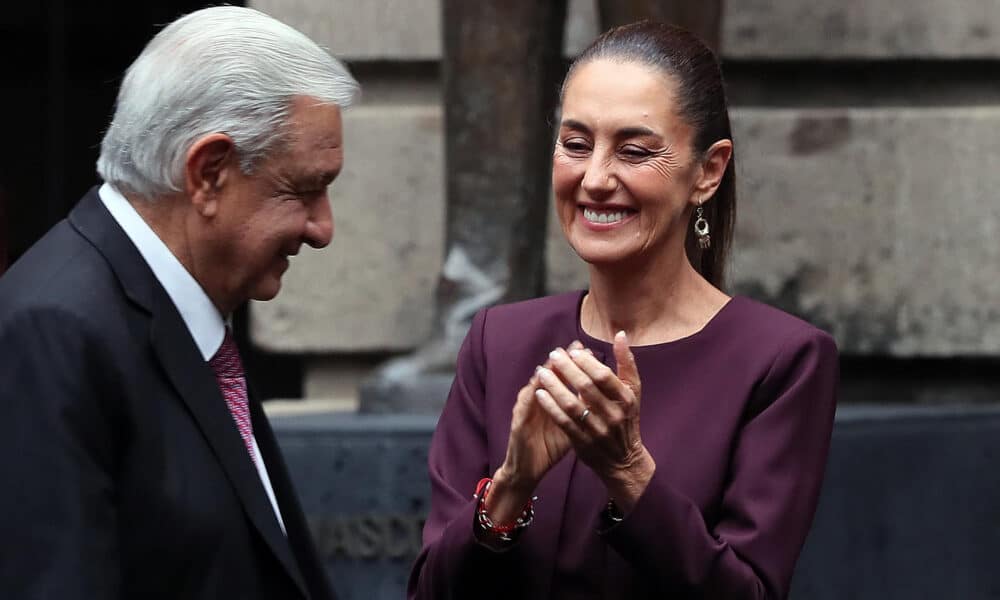 El presidente de México, Andrés Manuel López Obrador (i), y la presidenta electa de México, Claudia Sheinbaum, participan en un acto protocolario en la Secretaria de Educación Pública en Ciudad de México (México). EFE/Mario Guzmán