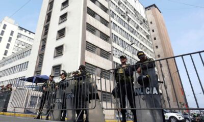 Fotografía de archivo en donde policías custodian la sede de la Fiscalía en Lima (Perú). EFE/ STR