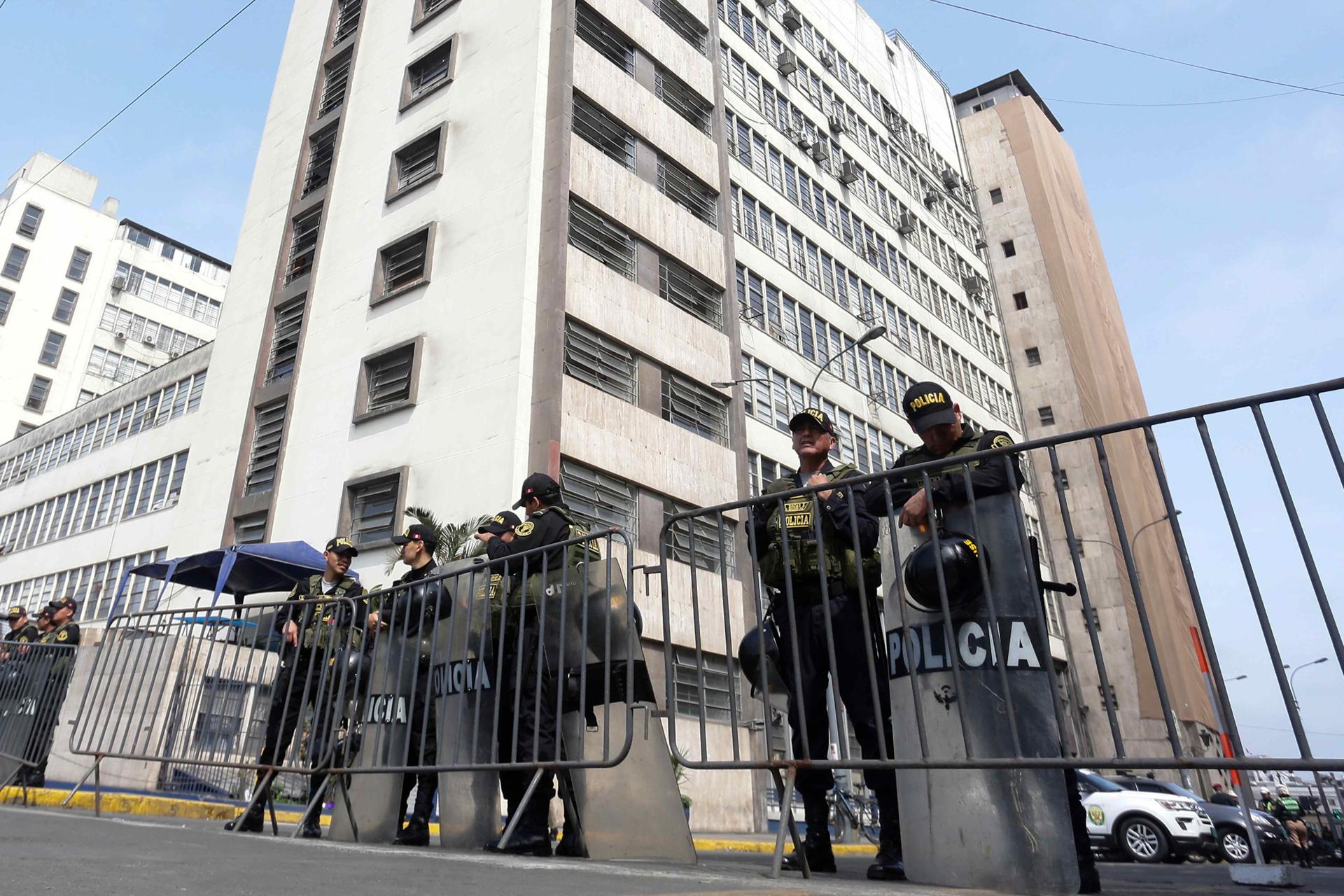 Fotografía de archivo en donde policías custodian la sede de la Fiscalía en Lima (Perú). EFE/ STR