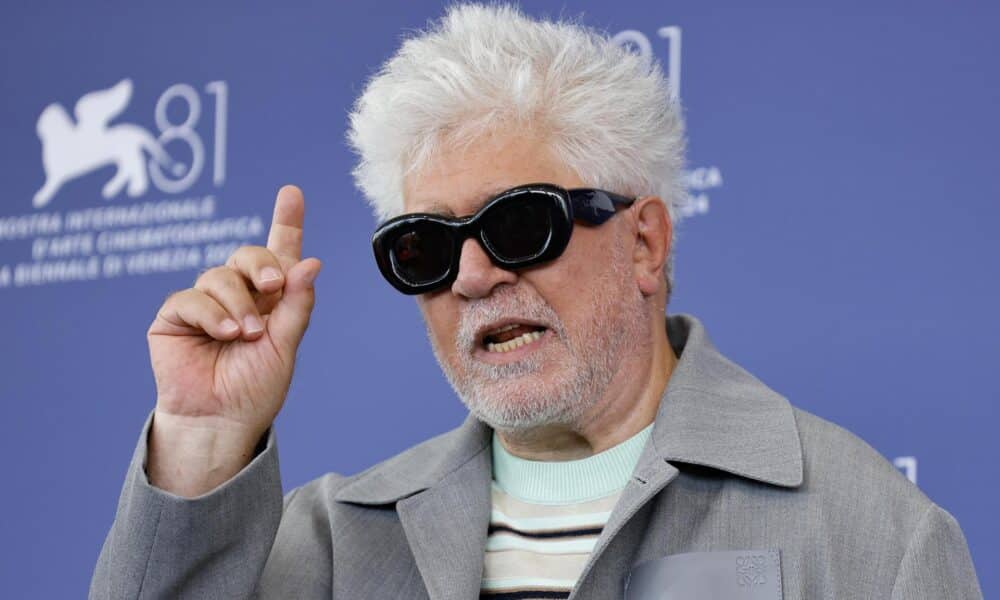 El cineasta y productor español Pedro Almodóvar posa en un photocall de 'La habitación de al lado' en el 81º Festival Internacional de Cine de Venecia, en Venecia, Italia, el 2 de septiembre de 2024. La película se presenta en la competición oficial 'Venezia 81' del festival que se celebra del 28 de agosto al 7 de septiembre de 2024. (Cine, Italia, Niza, Venecia) EFE/EPA/FABIO FRUSTAC