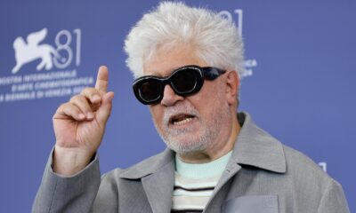 El cineasta y productor español Pedro Almodóvar posa en un photocall de 'La habitación de al lado' en el 81º Festival Internacional de Cine de Venecia, en Venecia, Italia, el 2 de septiembre de 2024. La película se presenta en la competición oficial 'Venezia 81' del festival que se celebra del 28 de agosto al 7 de septiembre de 2024. (Cine, Italia, Niza, Venecia) EFE/EPA/FABIO FRUSTAC