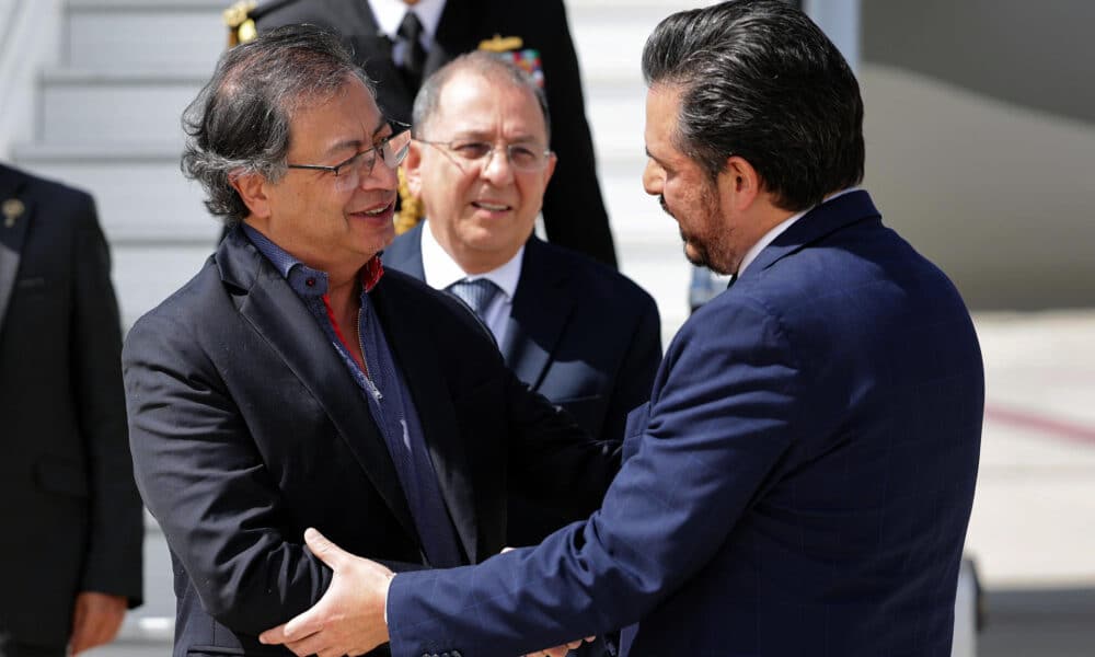 Fotografía cedida por la Secretaría de Relaciones Exteriores (SRE) del director general del Instituto Mexicano del Seguro Social (IMSS), Zoé Robledo (d), saludando al presidente de Colombia, Gustavo Petro durante su arribo este lunes, en Ciudad de México (México). EFE/ Secretaría de Relaciones Exteriores /SOLO USO EDITORIAL/SOLO DISPONIBLE PARA ILUSTRAR LA NOTICIA QUE ACOMPAÑA (CRÉDITO OBLIGATORIO)