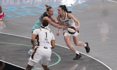 Fotografía de archivo en la que se registró a la basquetbolista Caitlin Clark (d), base de las Indian Fever, quien aportó un triple doble de 24 puntos, diez rebotes y diez asistencias para guiar el triunfo de su equipo 93-86 sobre Los Ángeles Sparks en la WNBA. EFE/Ángel Colmenares