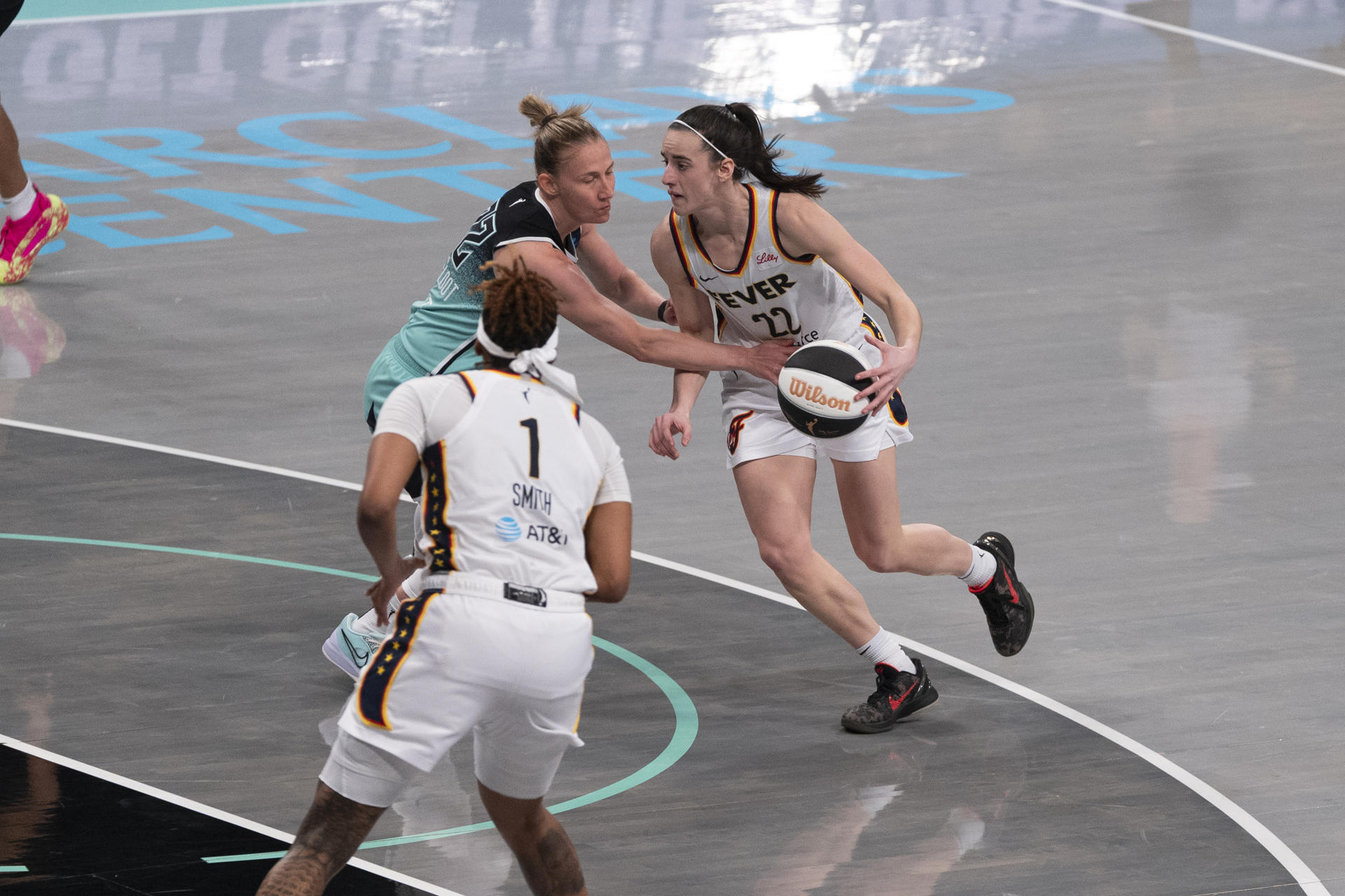 Fotografía de archivo en la que se registró a la basquetbolista Caitlin Clark (d), base de las Indian Fever, quien aportó un triple doble de 24 puntos, diez rebotes y diez asistencias para guiar el triunfo de su equipo 93-86 sobre Los Ángeles Sparks en la WNBA. EFE/Ángel Colmenares