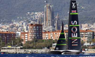 El INEOS Britannia (en la imagen), con un AC75 muy maniobrable que le permite dominar la carrera si sale en cabeza, gestionó bien su ventaja inicial en la primera manga de este lunes contra el Luna Rossa Prada Pirelli para volver a ponerse por delante en la final de la Copa Louis Vuitton por 3 victorias a 2. EFE/Quique García