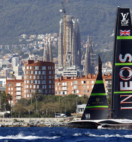 El INEOS Britannia (en la imagen), con un AC75 muy maniobrable que le permite dominar la carrera si sale en cabeza, gestionó bien su ventaja inicial en la primera manga de este lunes contra el Luna Rossa Prada Pirelli para volver a ponerse por delante en la final de la Copa Louis Vuitton por 3 victorias a 2. EFE/Quique García