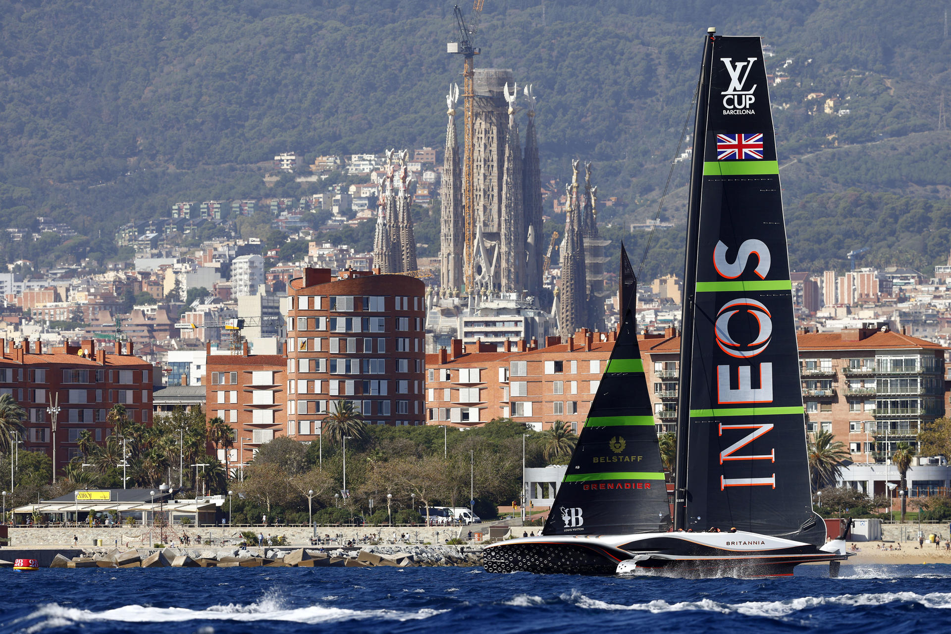 El INEOS Britannia (en la imagen), con un AC75 muy maniobrable que le permite dominar la carrera si sale en cabeza, gestionó bien su ventaja inicial en la primera manga de este lunes contra el Luna Rossa Prada Pirelli para volver a ponerse por delante en la final de la Copa Louis Vuitton por 3 victorias a 2. EFE/Quique García