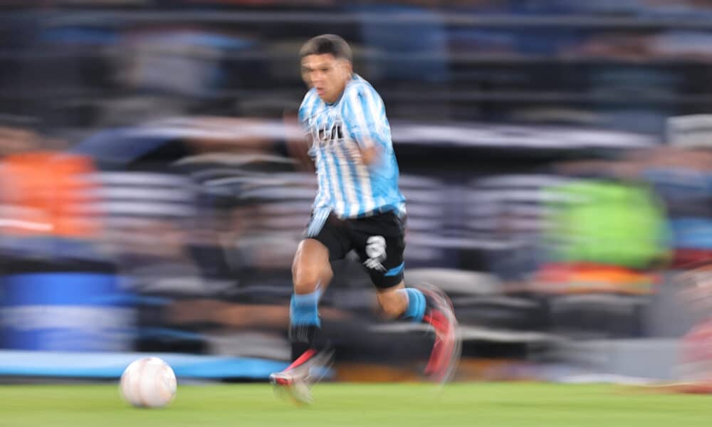 Juan Fernando Quintero de Racing controla un balón en el partido de vuelta de cuartos de final de la Copa Sudamericana. EFE/ Juan Ignacio Roncoroni