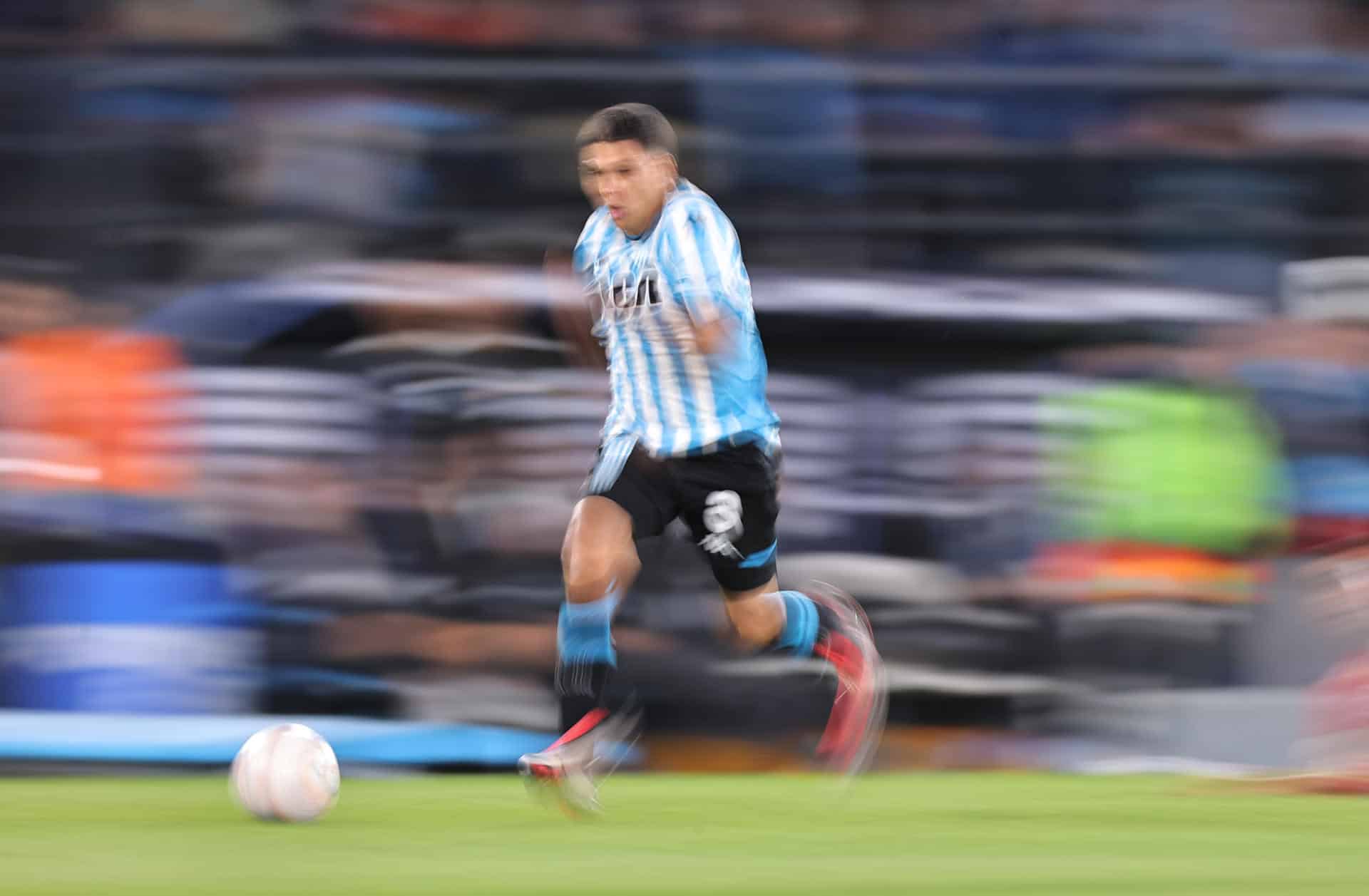 Juan Fernando Quintero de Racing controla un balón en el partido de vuelta de cuartos de final de la Copa Sudamericana. EFE/ Juan Ignacio Roncoroni