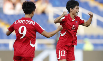 Jon Ryong Jong (d) de Corea celebra en un partido del grupo F de la Copa Mundial Femenina sub-20. EFE/ Ernesto Guzmán Jr.