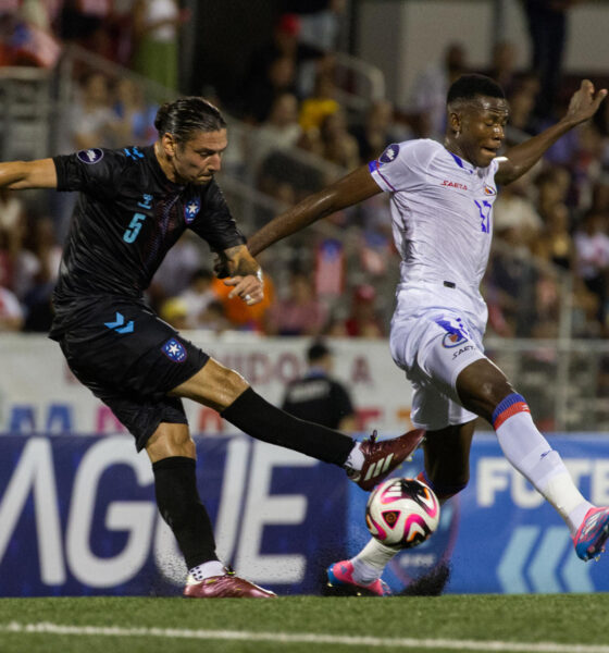 Zarek Valentin (i) de Puerto Rico disputa el balón con Jean Denley de Haití en un partido de la Liga de Naciones de la Concacaf, en el estadio José Antonio Figueroa en Mayagüez (Puerto Rico). EFE/ Thais Llorca