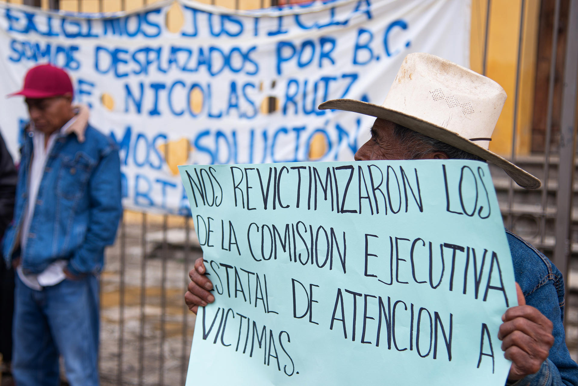 Familias víctimas de desplazamiento forzado protestan este miércoles, en el municipio de San Cristóbal de las Casas, en el estado de Chiapas (México). EFE/Carlos López