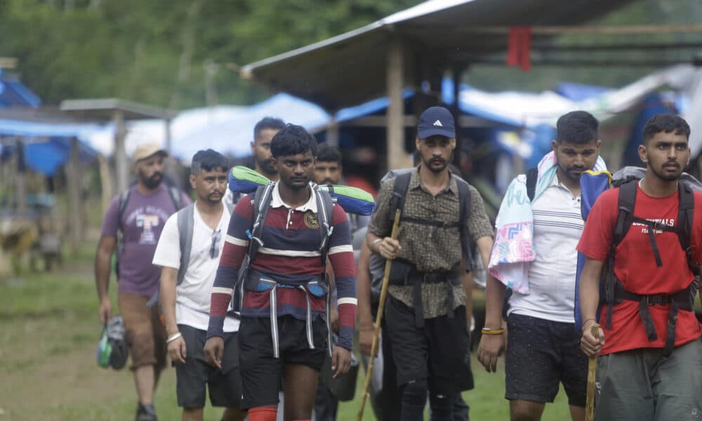 Imagen de archivo de migrantes de diferentes nacionalidades cruzan un campamento en medio de un operativo en plena selva del Darién, frontera natural entre Colombia y Panamá. EFE/Carlos Lemos