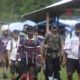 Imagen de archivo de migrantes de diferentes nacionalidades cruzan un campamento en medio de un operativo en plena selva del Darién, frontera natural entre Colombia y Panamá. EFE/Carlos Lemos