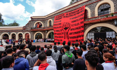 Estudiantes se reúnen en la escuela rural 'Raúl Isidro Burgos' para manifestarse a 10 años de la desaparición de los 43 de Ayotzinapa, este domingo en la ciudad de Tixtla, en el estado de Guerrero (México). EFE/ David Guzmán.