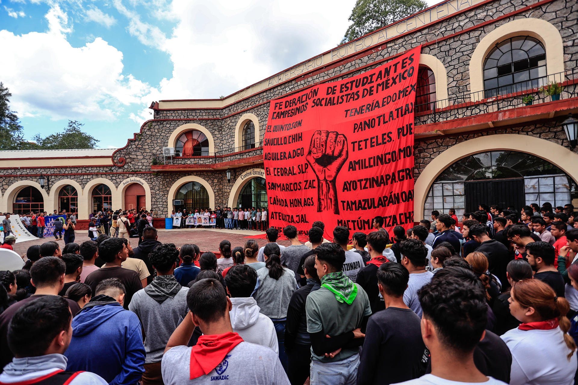 Estudiantes se reúnen en la escuela rural 'Raúl Isidro Burgos' para manifestarse a 10 años de la desaparición de los 43 de Ayotzinapa, este domingo en la ciudad de Tixtla, en el estado de Guerrero (México). EFE/ David Guzmán.