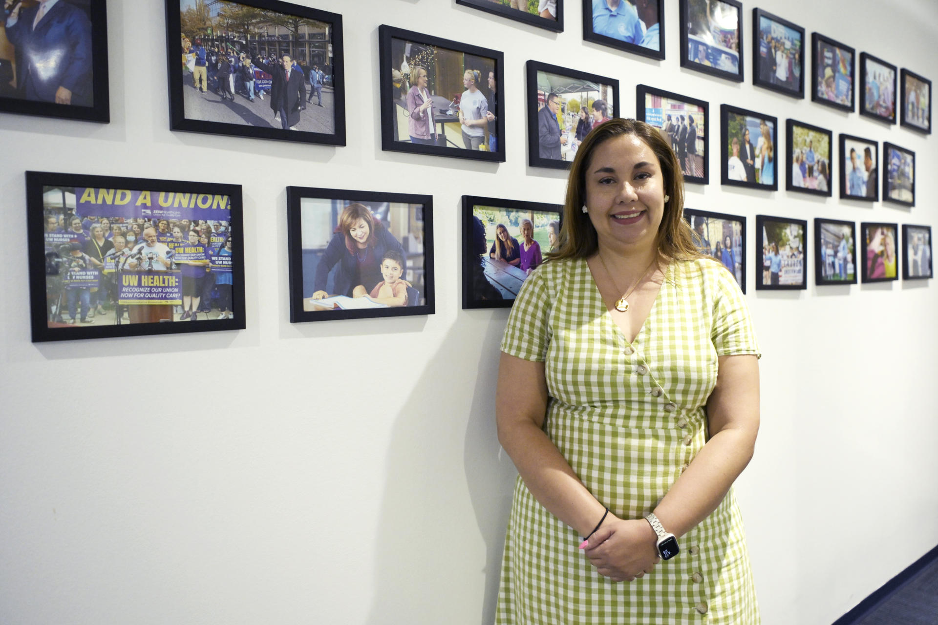 La congresista demócrata por Colorado, Yadira Caraveo, posa durante una entrevista con EFE este lunes, en la sede del Partido Demócrata en Washington (Estados Unidos). EFE/ Lenin Nolly