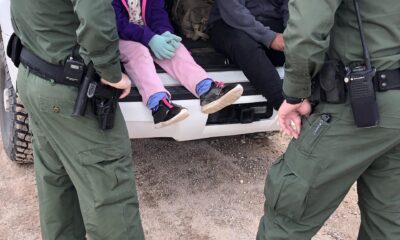 Fotografía de archivo donde aparecen dos agentes de la Patrulla Fronteriza mientras atienden a unos niños en un punto del área conocido como Quitobaquito, en la frontera de Arizona con México (EE.UU.). EFE/Paula Díaz